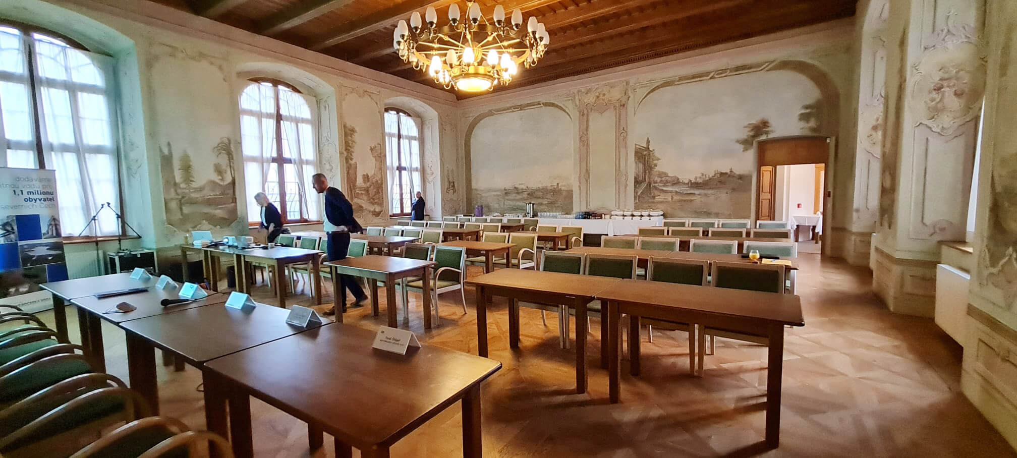 Barokní sál s freskovou výmalbou a konferenčně uspořádanými stoly