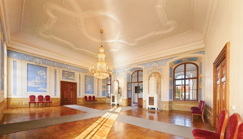 Modrý sál s původní parketovou podlahou, dveřmi, štuky i freskou