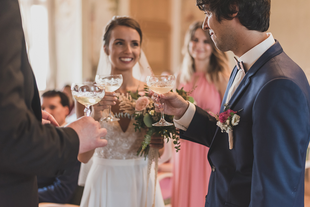 Nevěsta s ženichem si připíjejí při obřadu