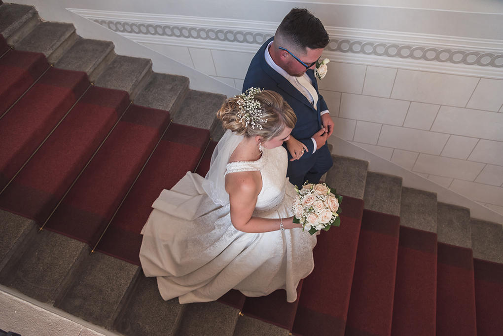 Nevěsta s ženichem na zámeckém schodišti