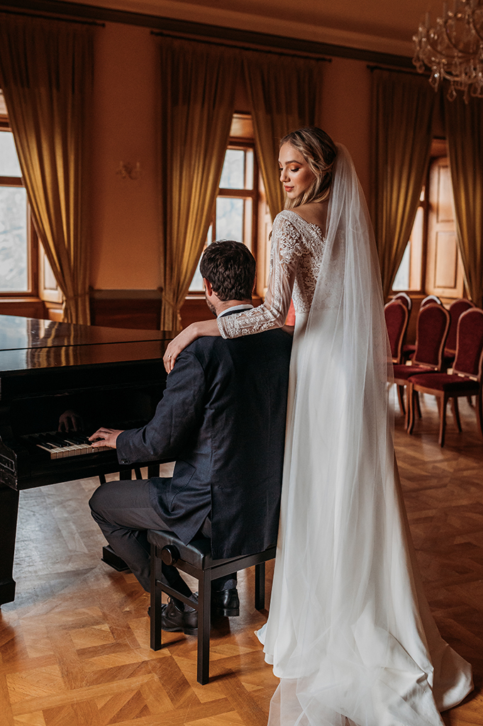 Nevěsta s ženichem u klavíru